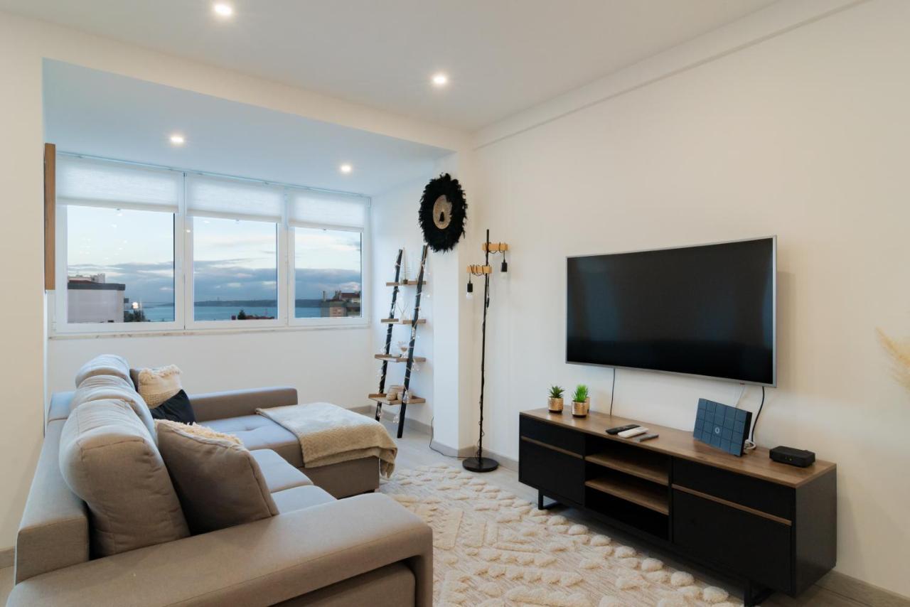 Stylish Apartment W/ River View By Lovelystay Oeiras Bagian luar foto