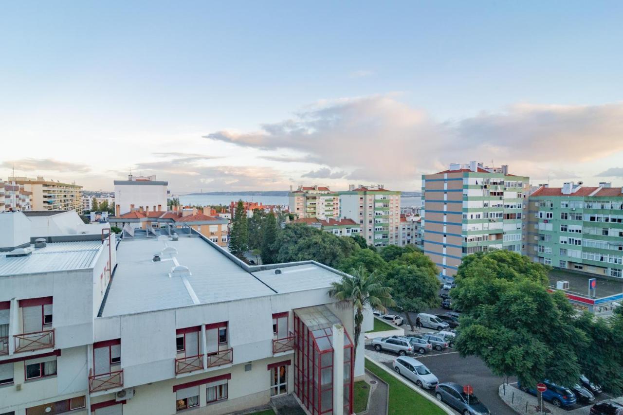 Stylish Apartment W/ River View By Lovelystay Oeiras Bagian luar foto