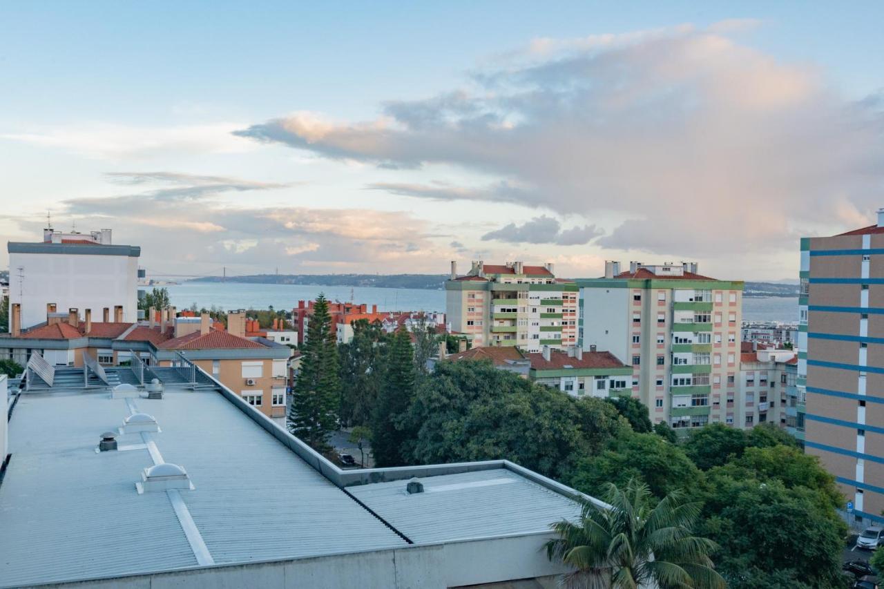 Stylish Apartment W/ River View By Lovelystay Oeiras Bagian luar foto