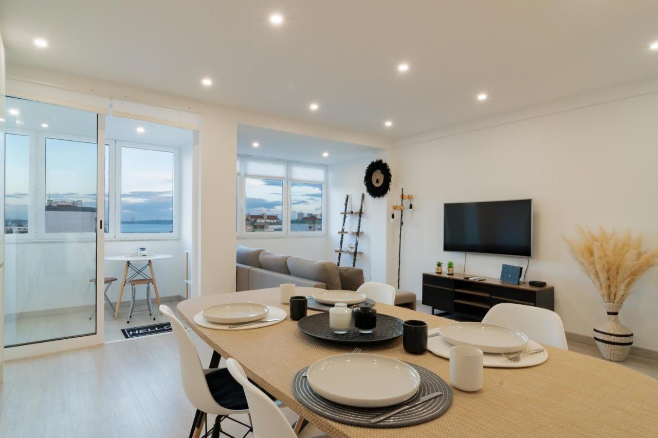 Stylish Apartment W/ River View By Lovelystay Oeiras Bagian luar foto